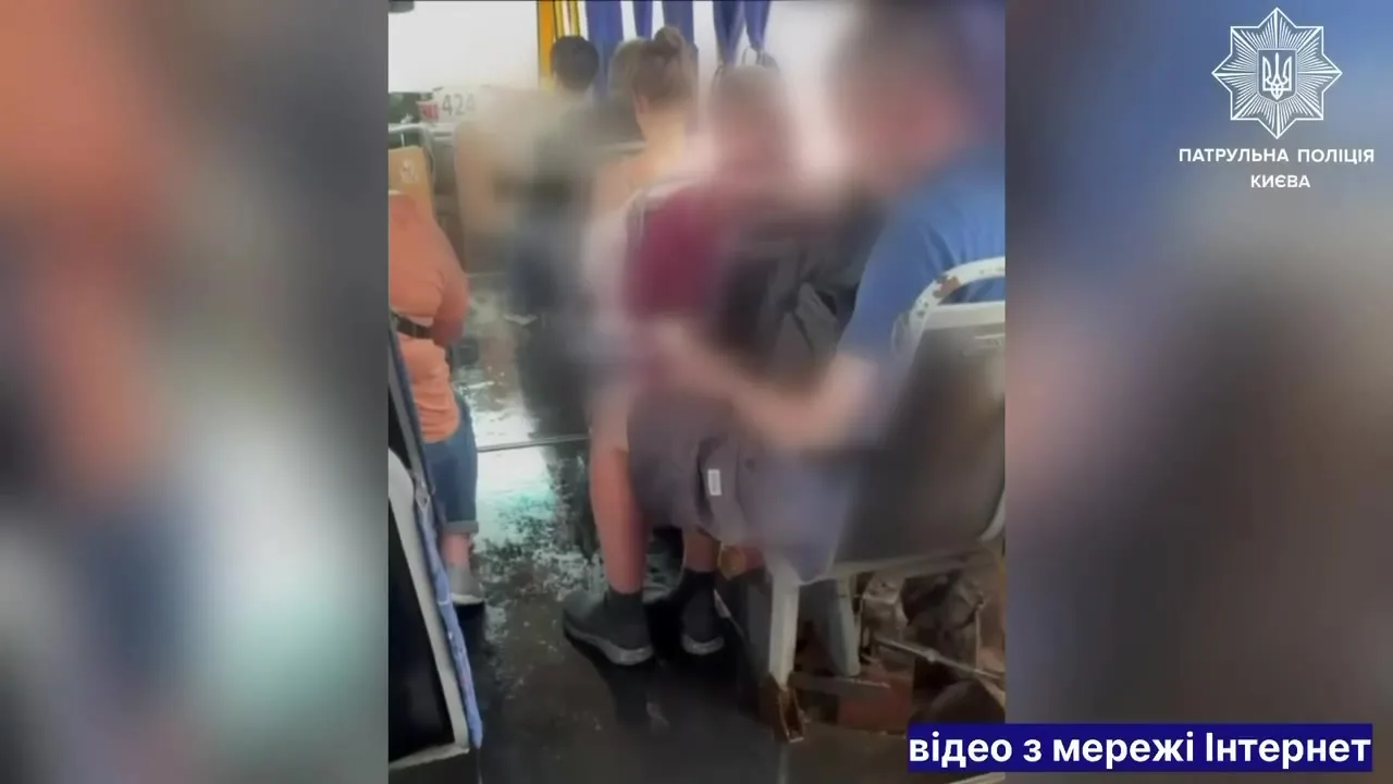 Люди всередині маршрутки з пошкодженим дахом