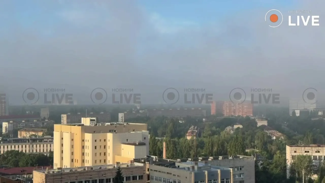 Панорама міста з димом над районами в туманній атмосфері