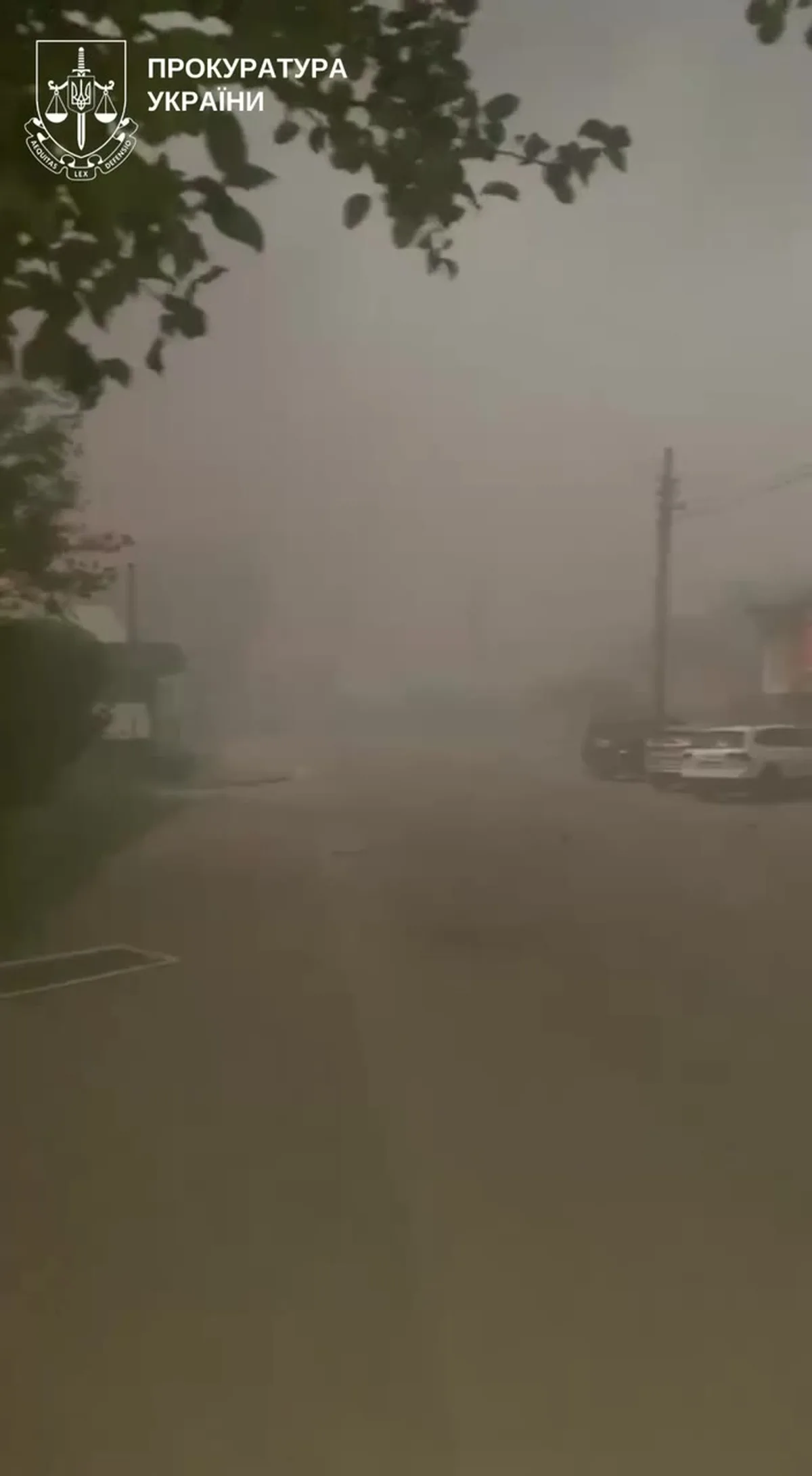 Вулиця міста в густому диму та тумані