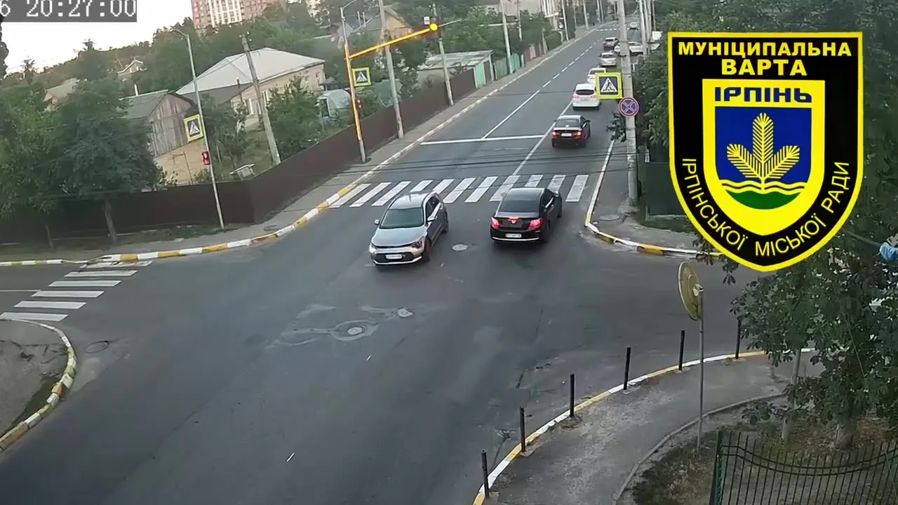 Перехрестя з пішохідним переходом та автомобілями