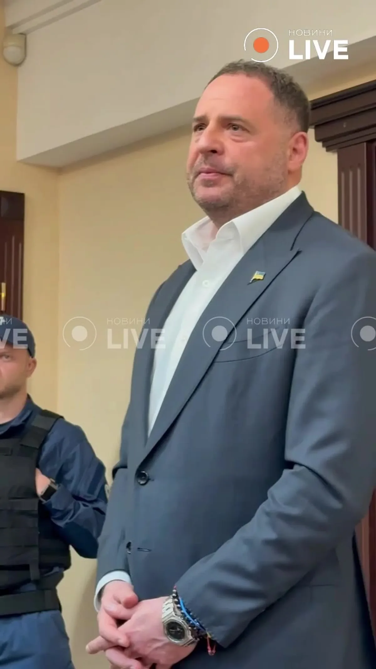 Чоловік у синьому піджаку під час прямого ефіру