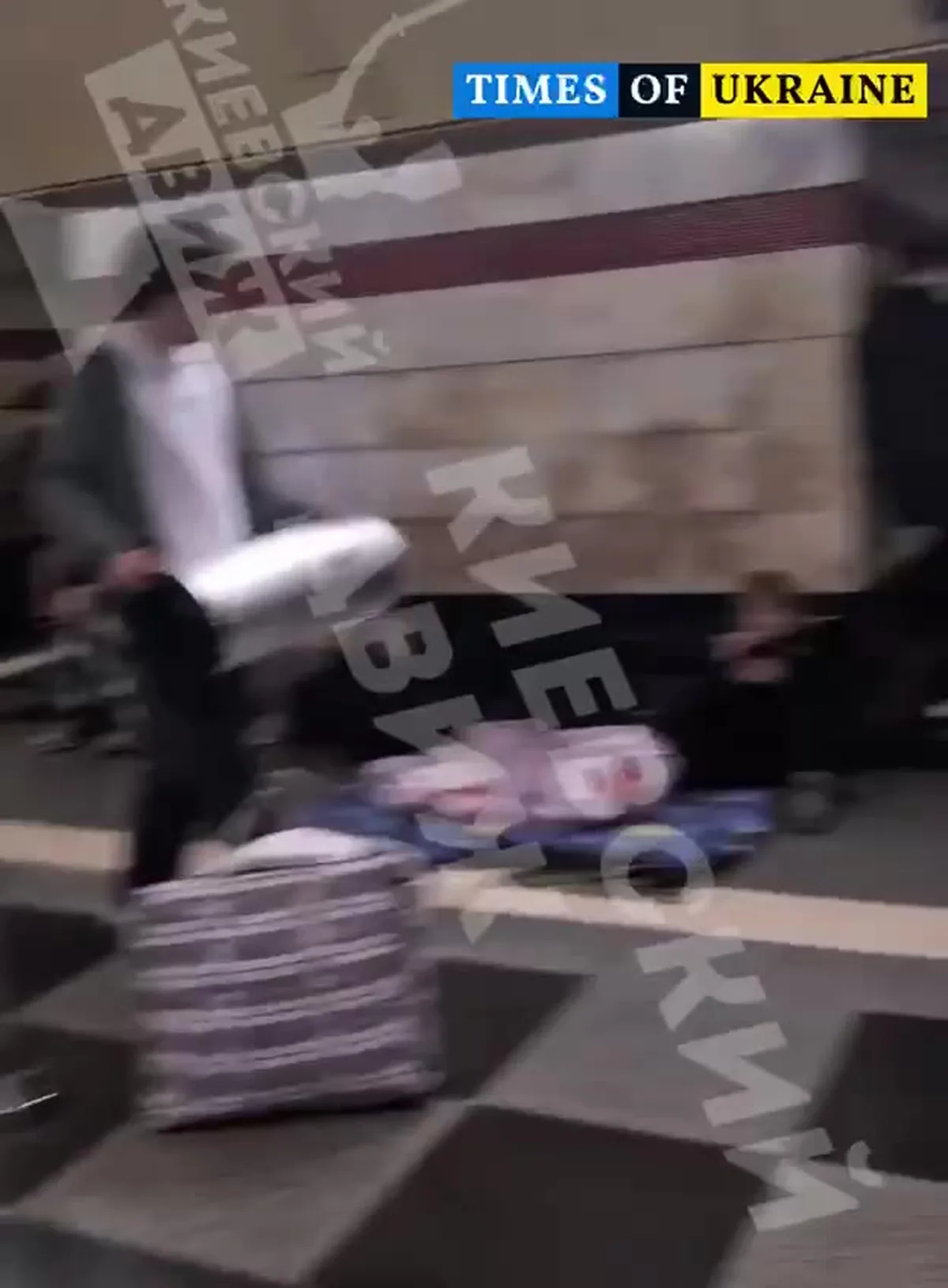 Люди з речами в переході київського метро