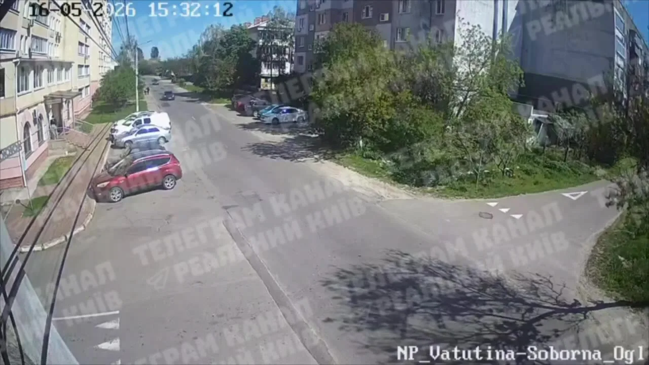 Вулиця з припаркованими автомобілями та перехрестям