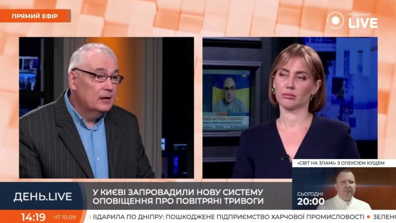 Телевізійна студія, два учасники прямого ефіру обговорюють ситуацію в Києві