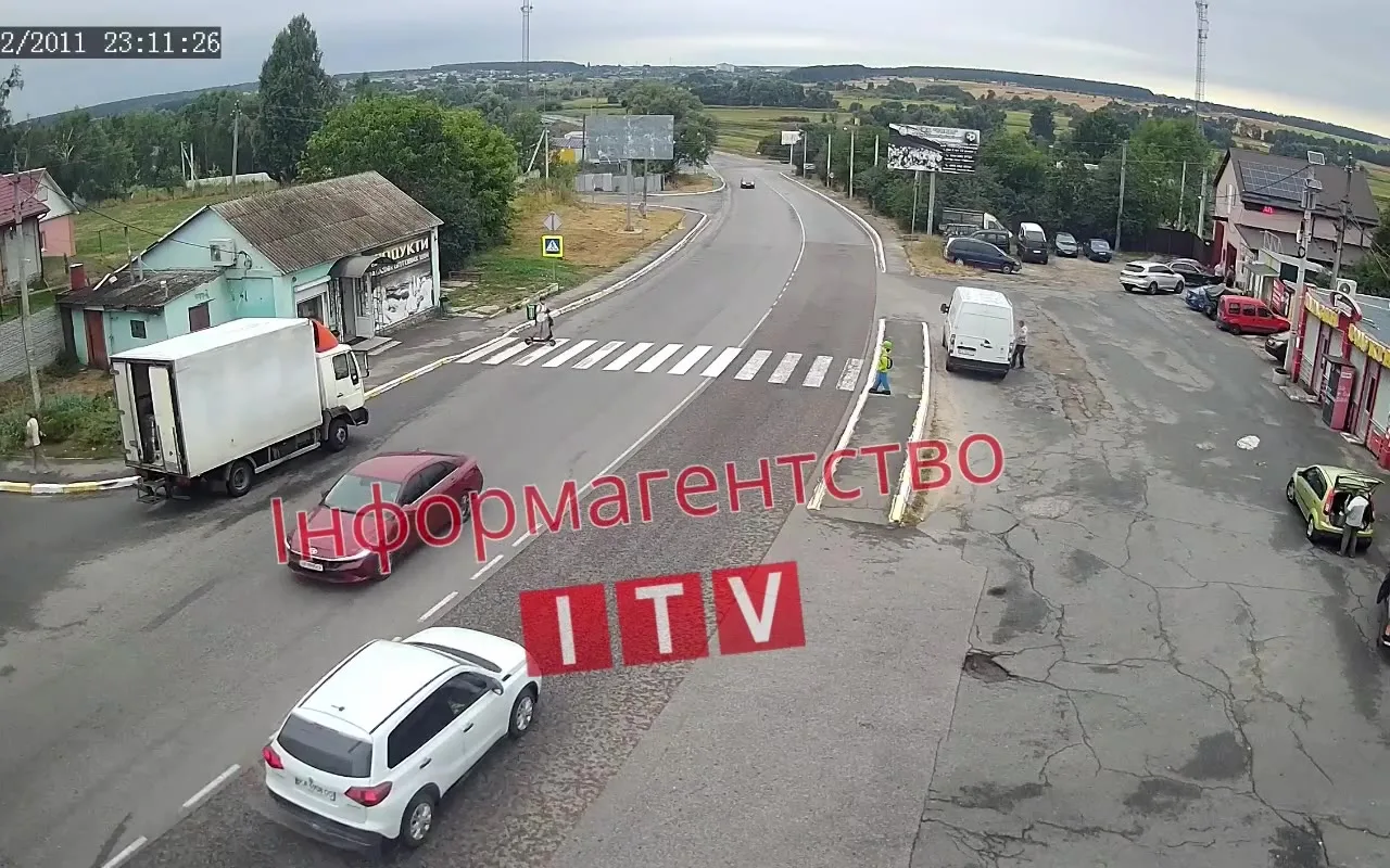 Перехрестя з автомобілями та пішоходом на переході
