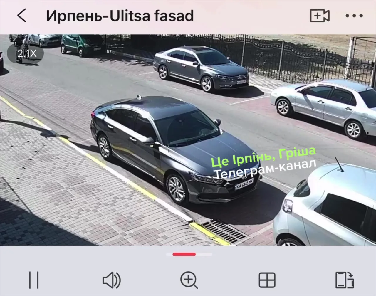 Припаркована чорна машина на стоянці з автомобілями