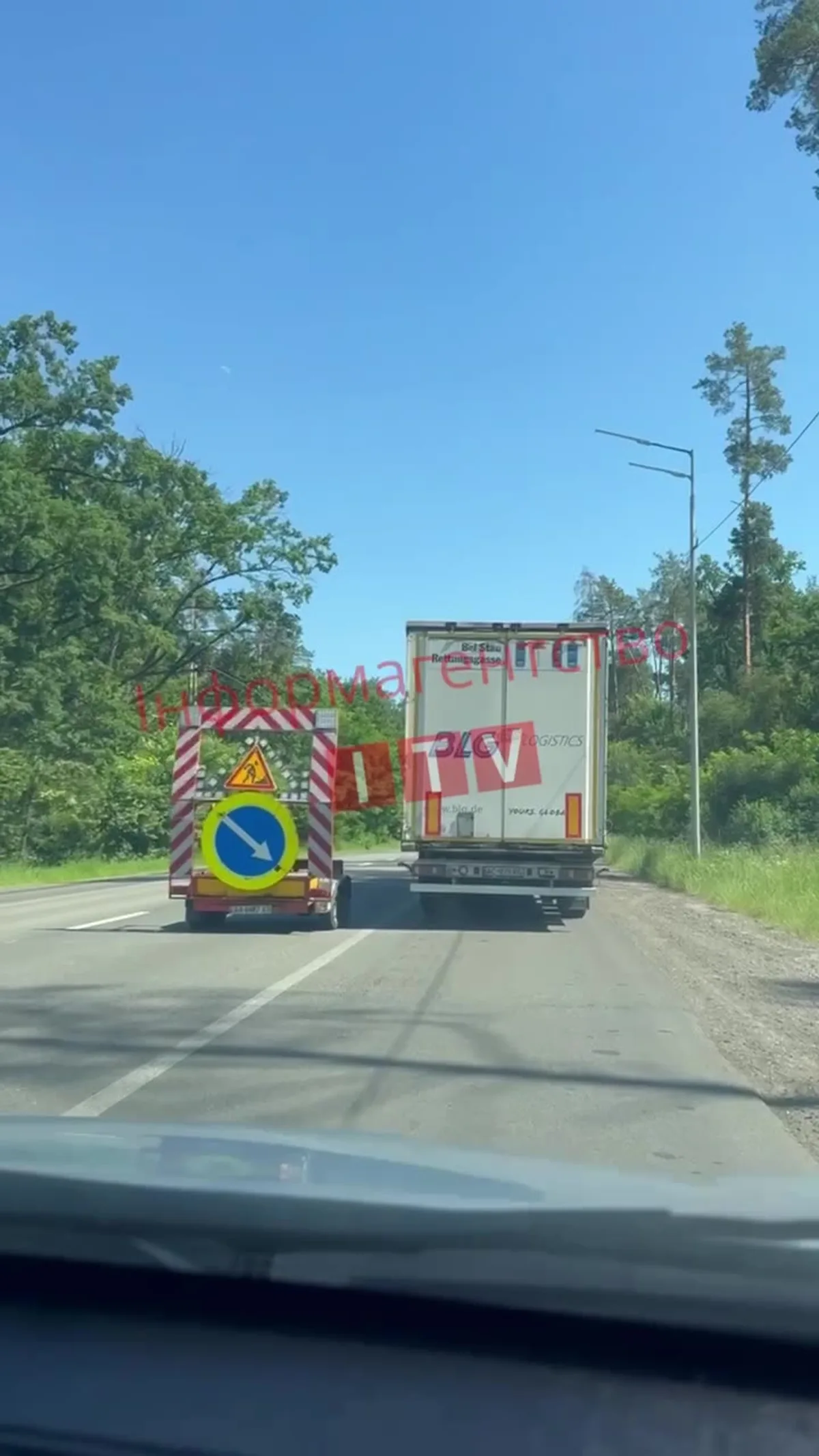 Вид з автомобіля на дорожні роботи на шосе