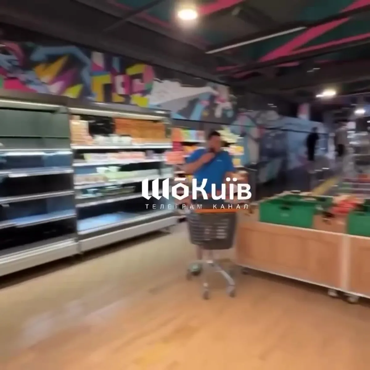 Порожні полиці супермаркету з кількома товарами