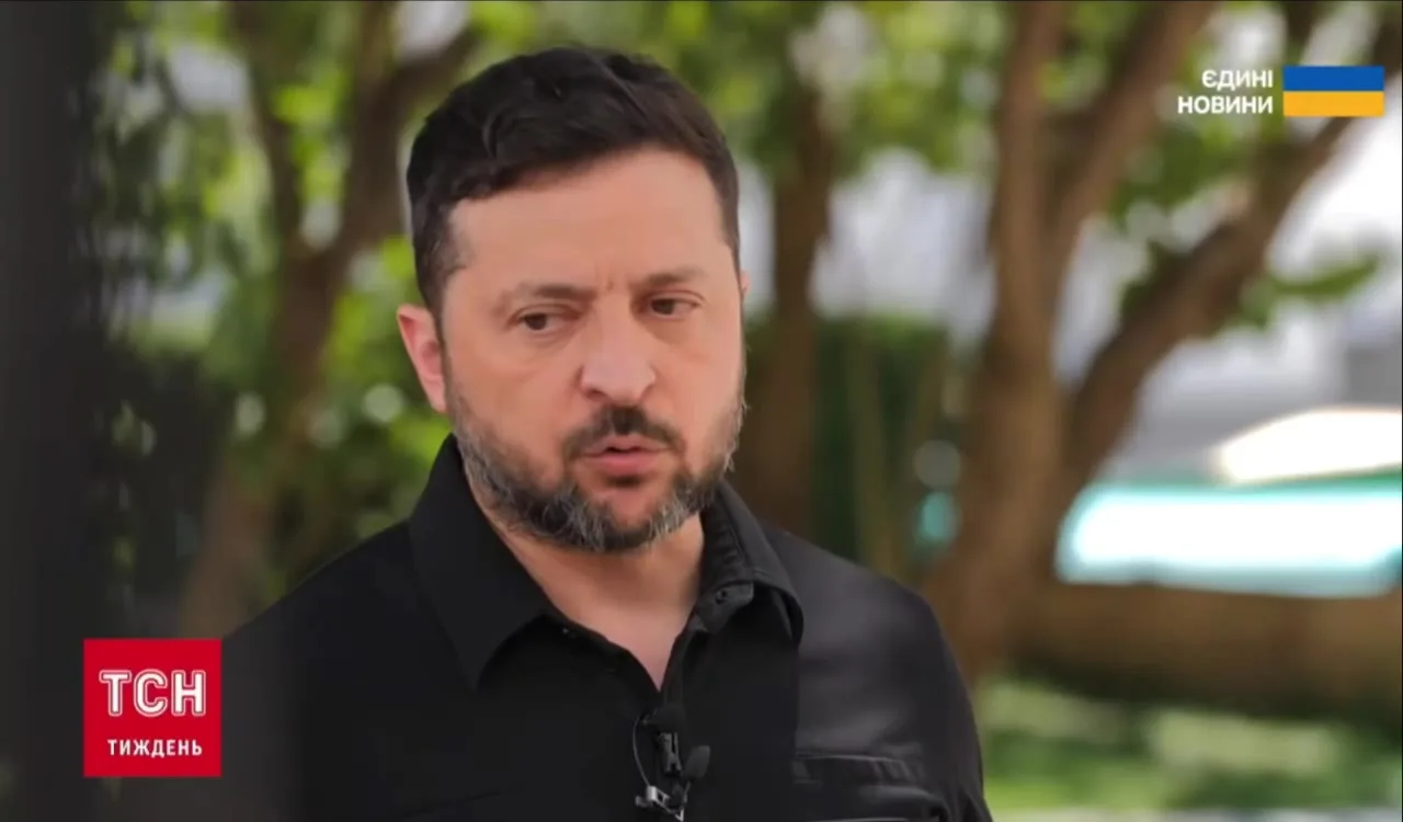 Чоловік у чорній сорочці під час інтерв'ю