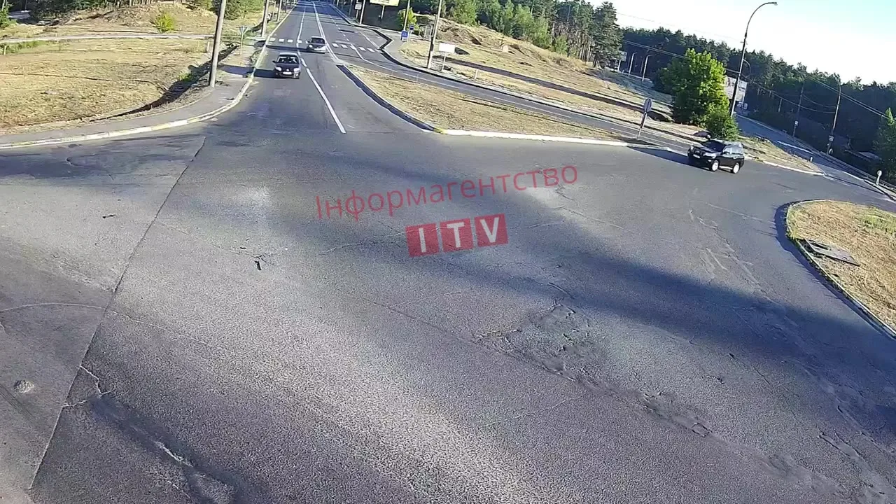 Пошкоджена дорога з вирвами на кільцевому перехресті