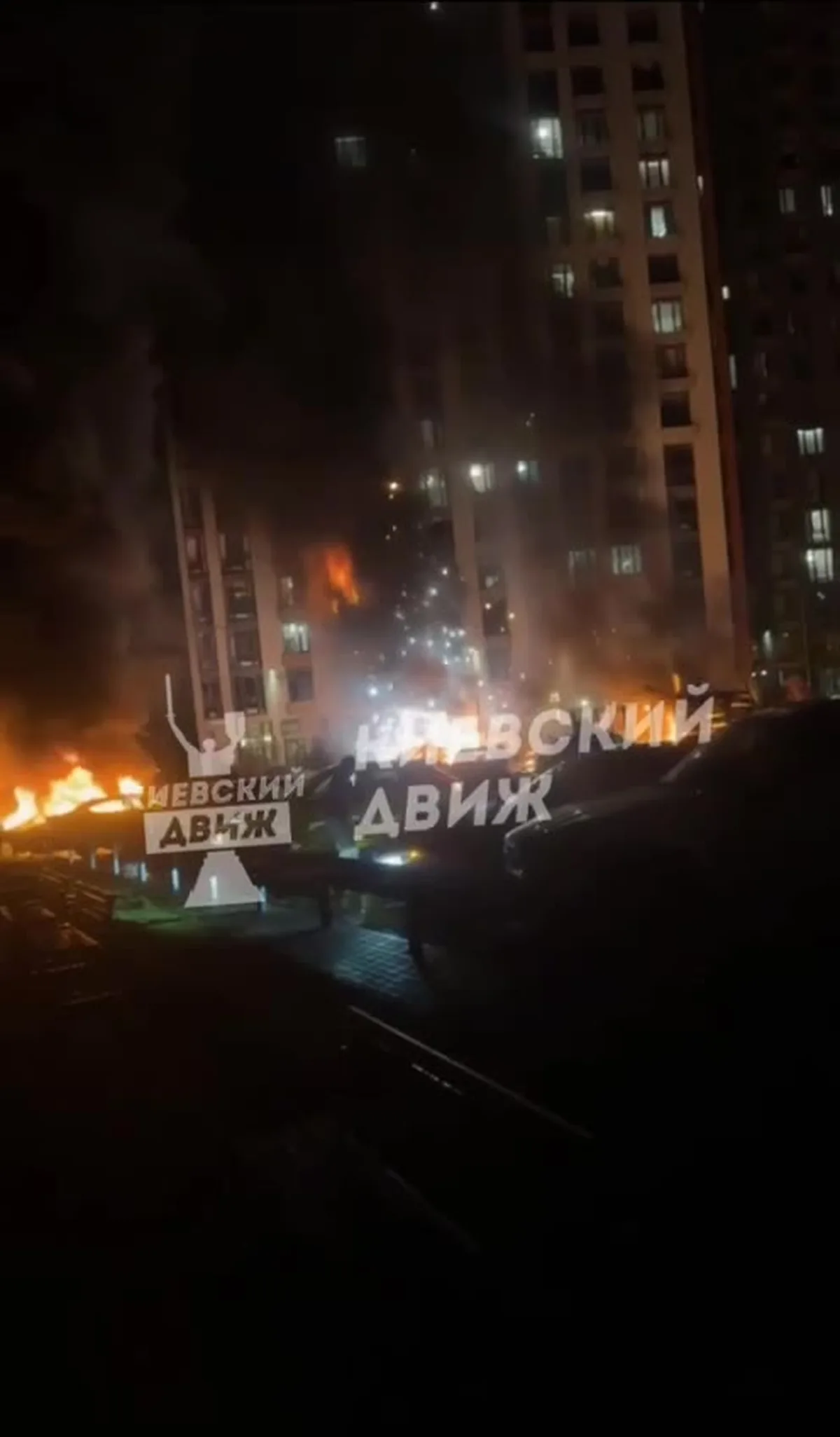 Нічна пожежа в міському районі з видимим полум'ям
