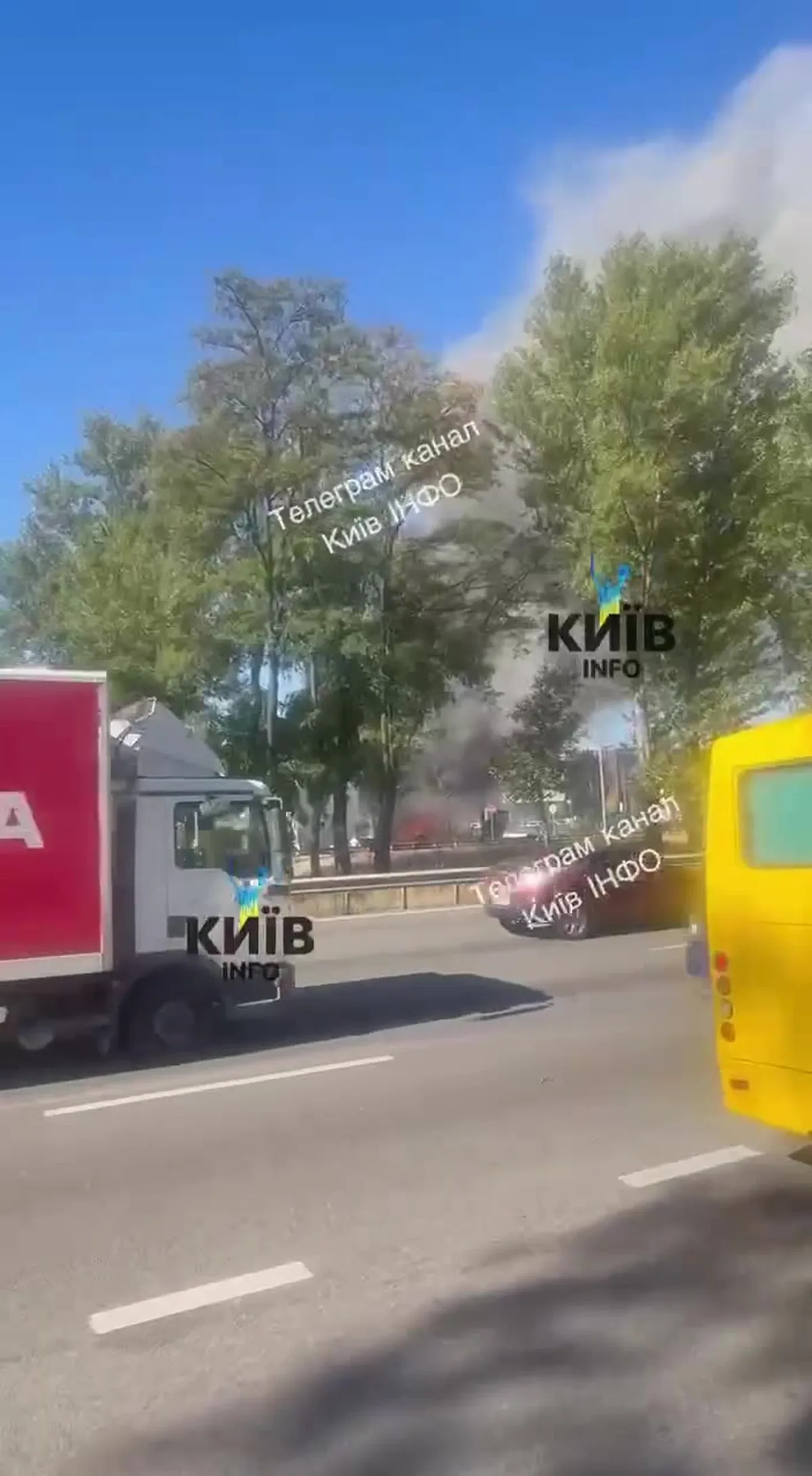 Дим над будівлею в Голосіївському районі Києва