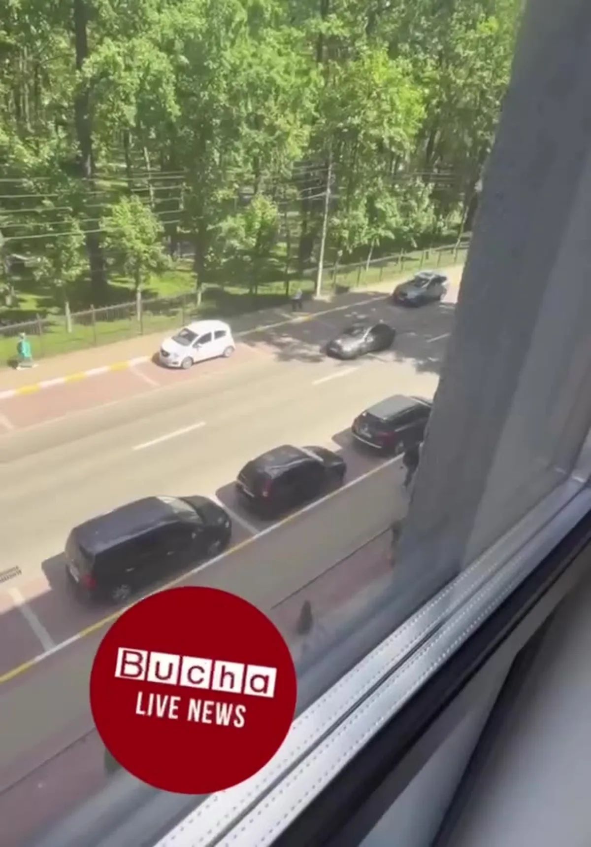 Вид з вікна на припаркованих автомобілів на вулиці