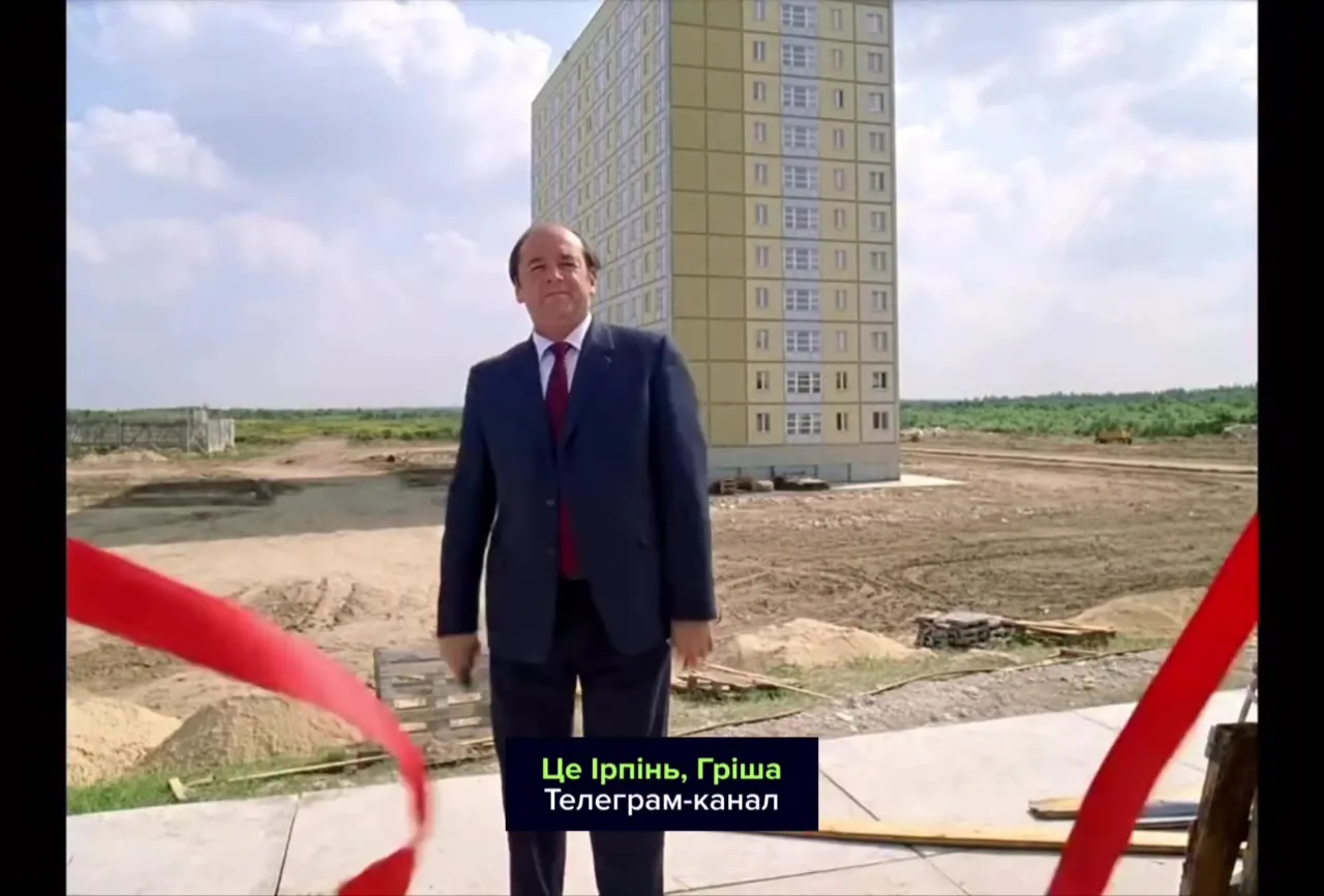 Чоловік у костюмі на будівельному майданчику біля багатоповерхового будинку