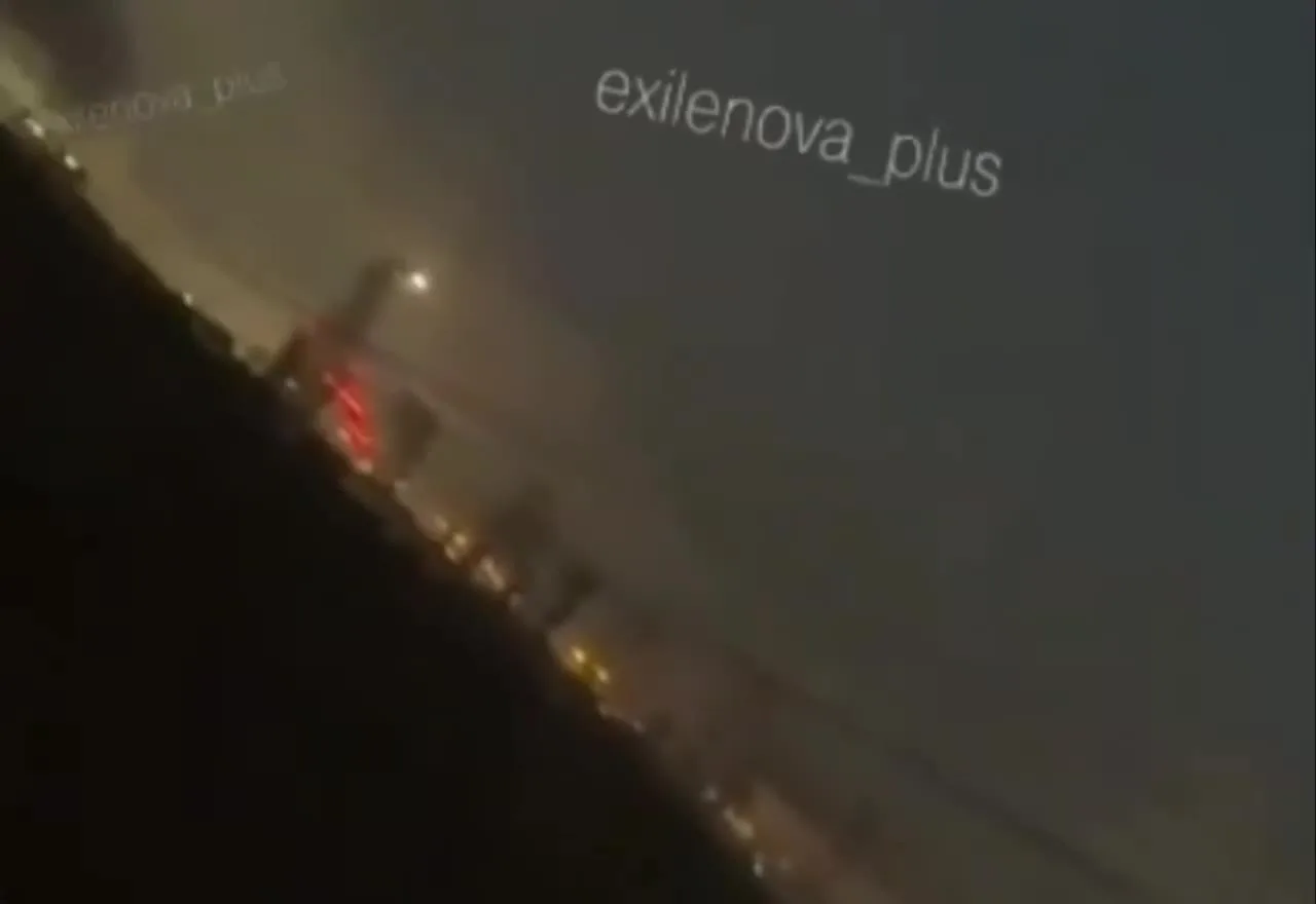 Нічна вулиця з вогнями та димом у повітрі