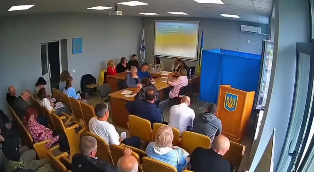 Засідання в залі селищної ради з учасниками