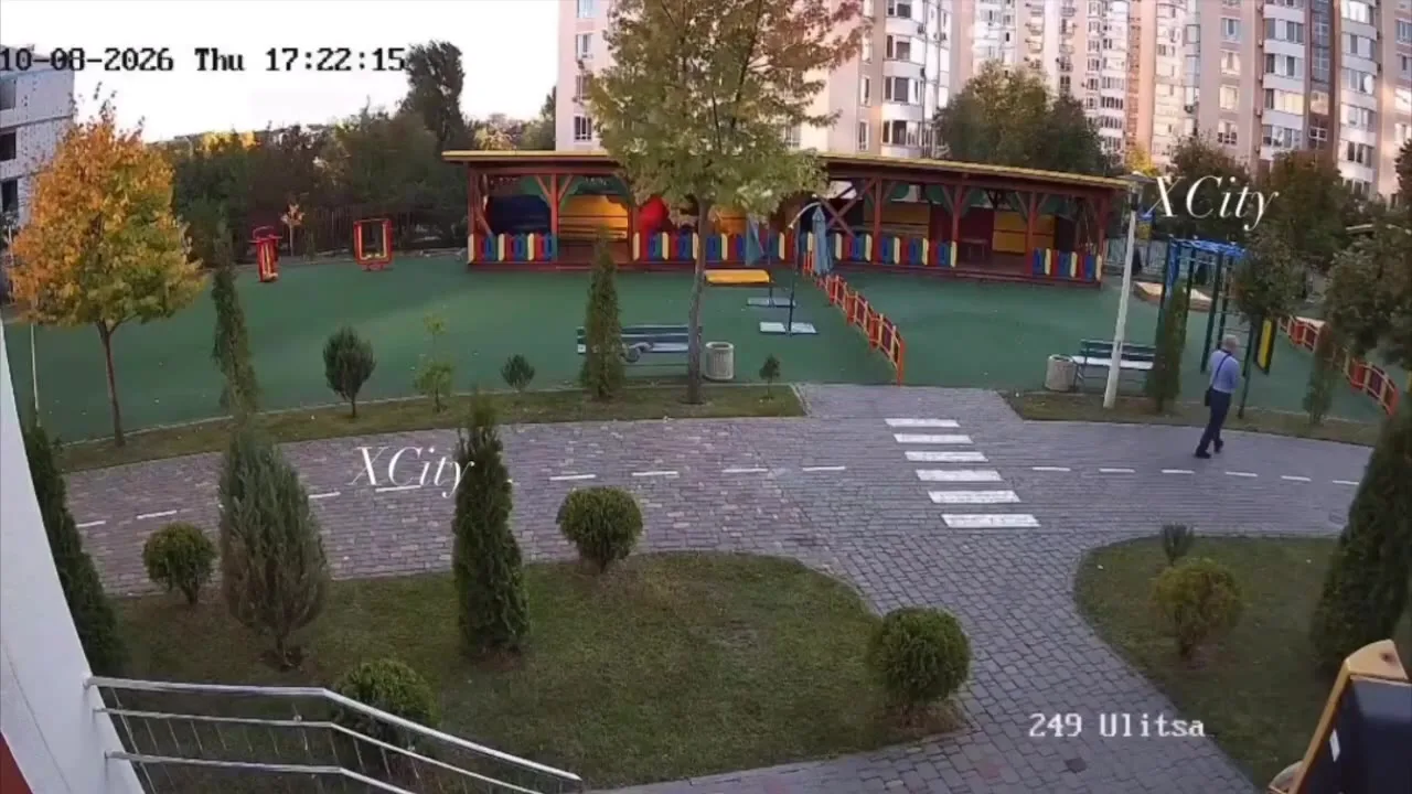 Дитячий садок з ігровим майданчиком та будівлями позаду