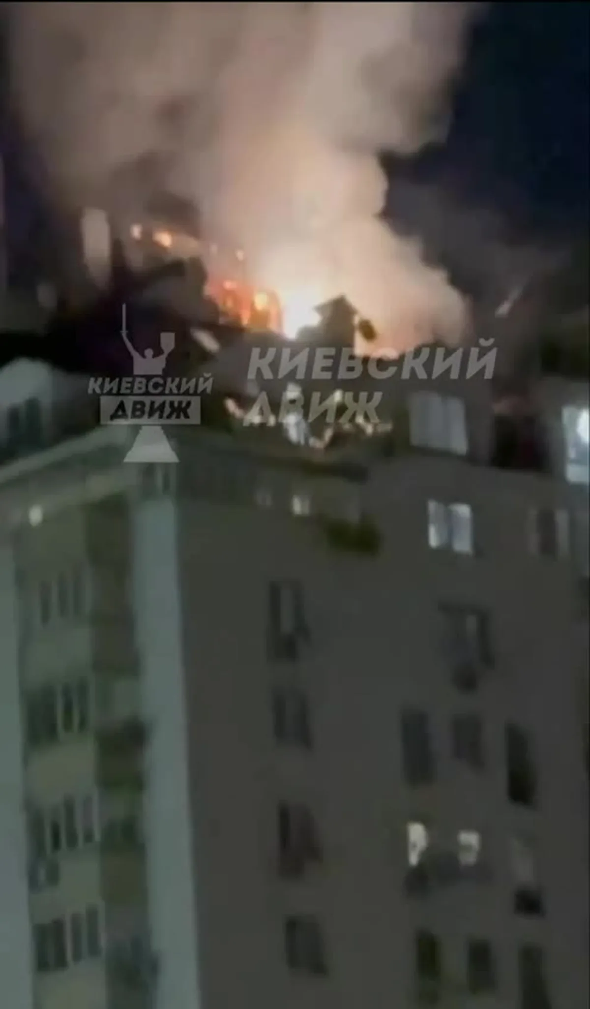 Пожежа на даху пошкодженої багатоповерхової будівлі в Києві