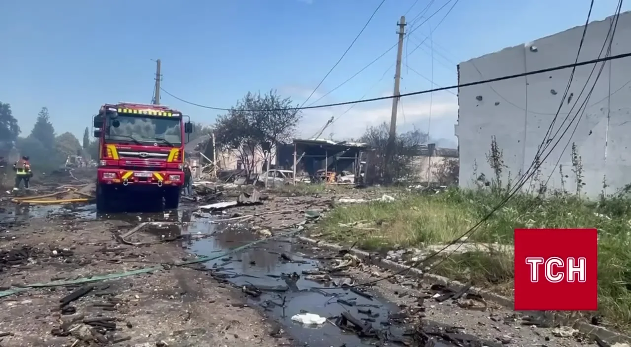 Вулиця з пошкодженими будівлями та пожежною машиною