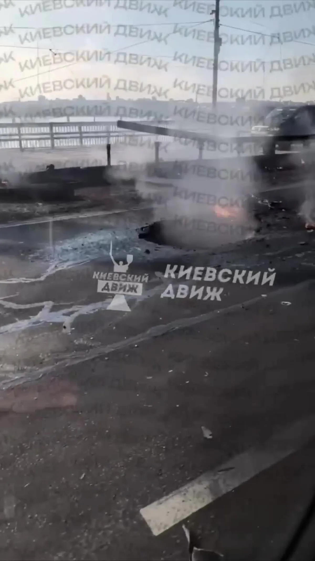 Пошкоджена дорога з вирвами на Північному мосту в Ірпені