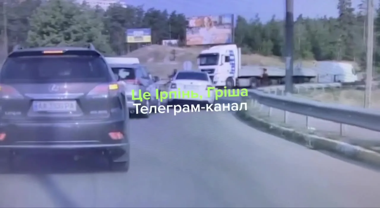Автомобілі на дорозі з утрудненою проїзністю