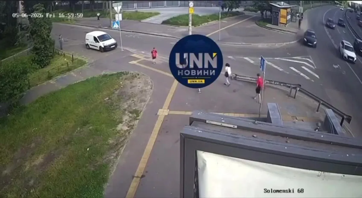Вид з камери спостереження на перехрестя з автомобілями та пішоходами