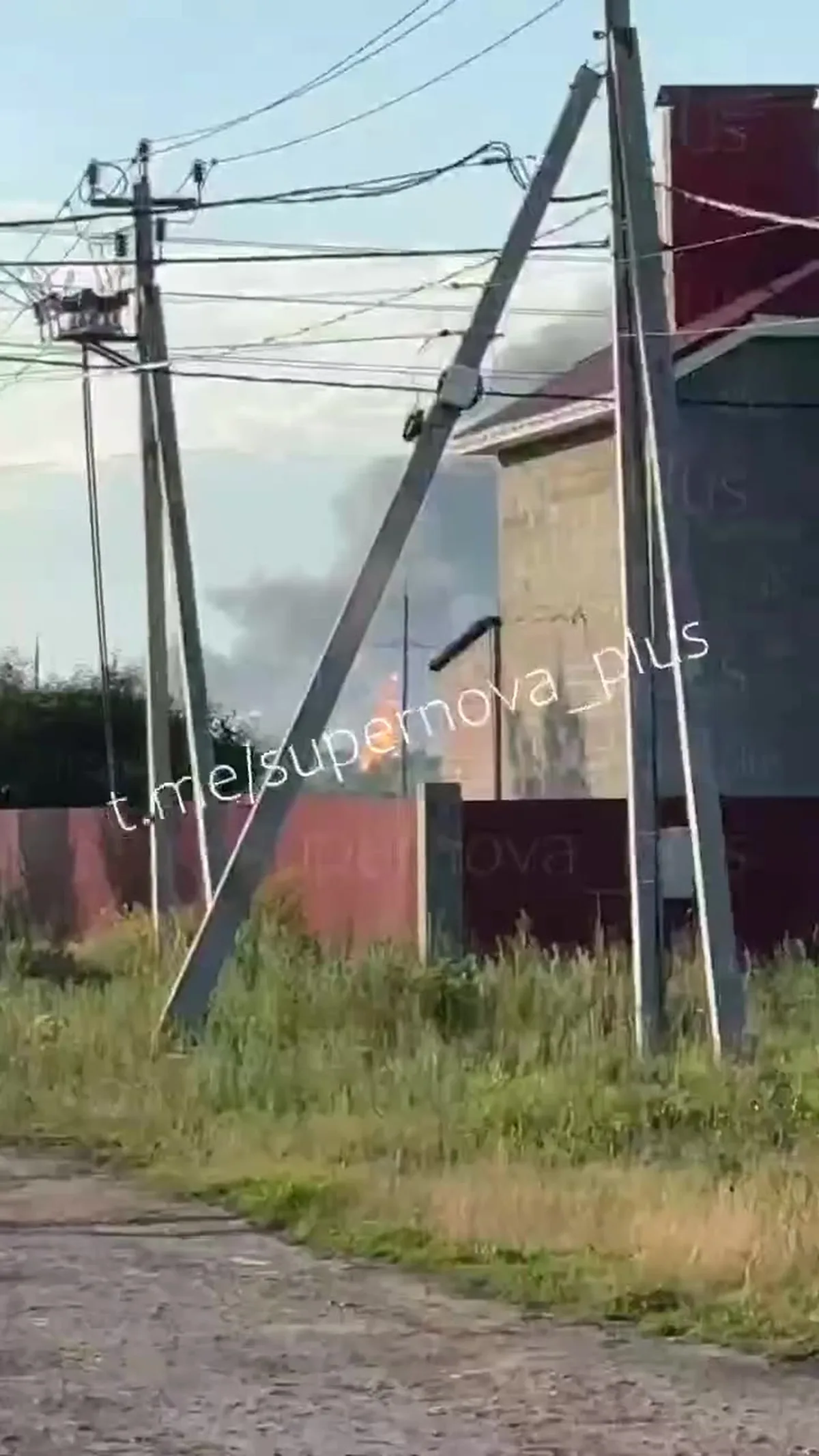 Пошкоджена електропередавальна лінія біля будівлі