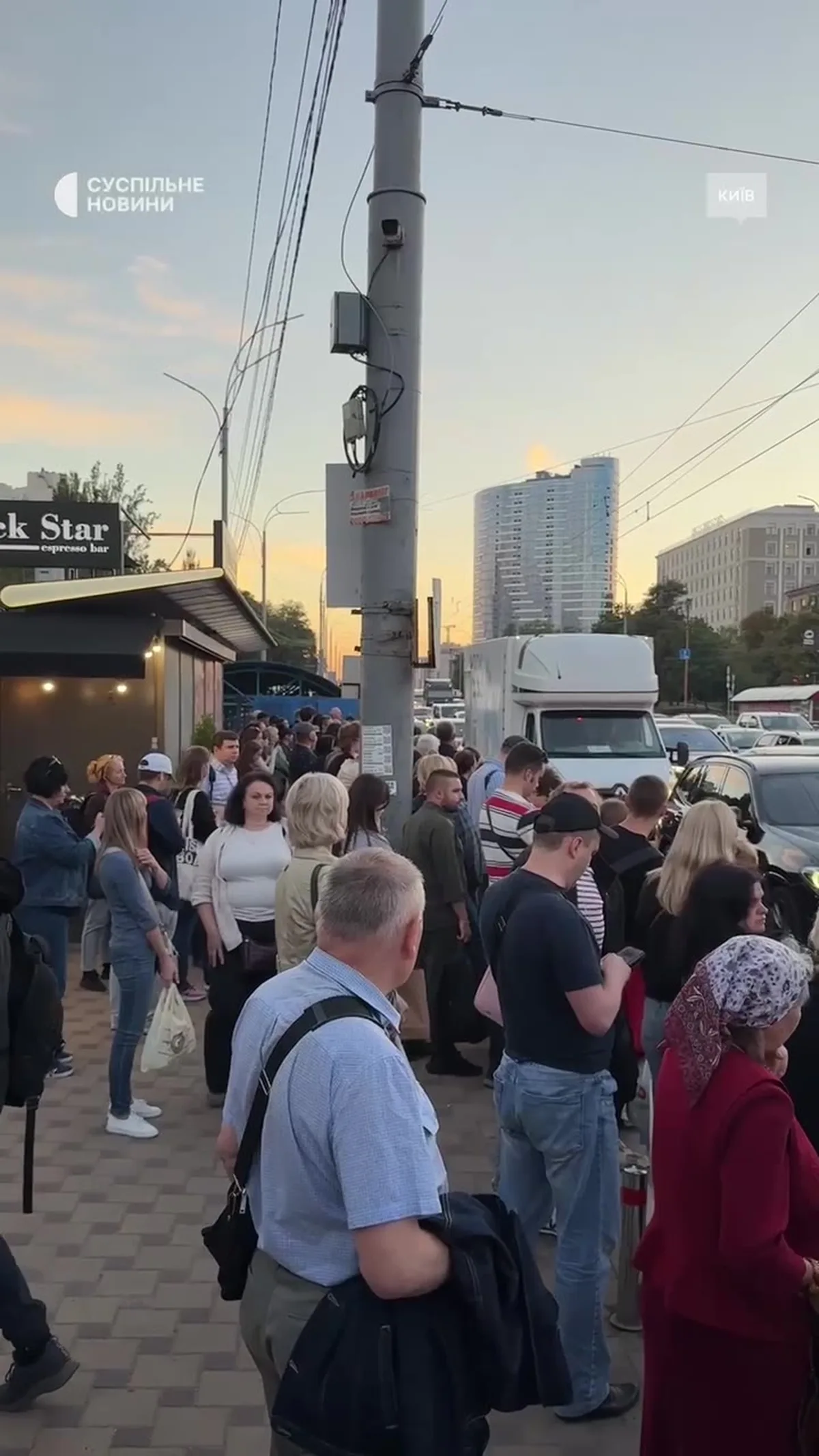 Люди чекають на зупинці громадського транспорту в Києві