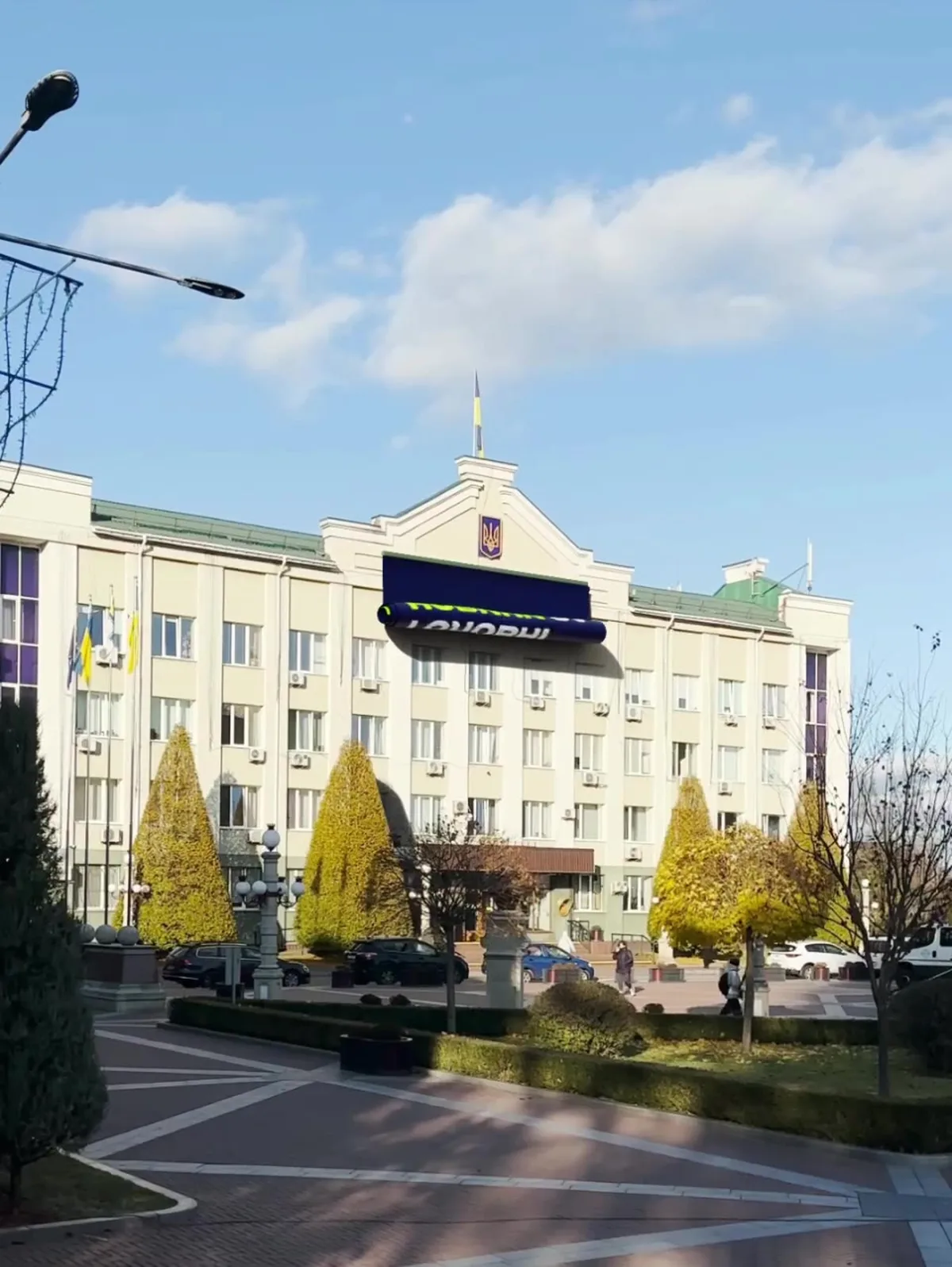 Будівля адміністрації з прапором на площі