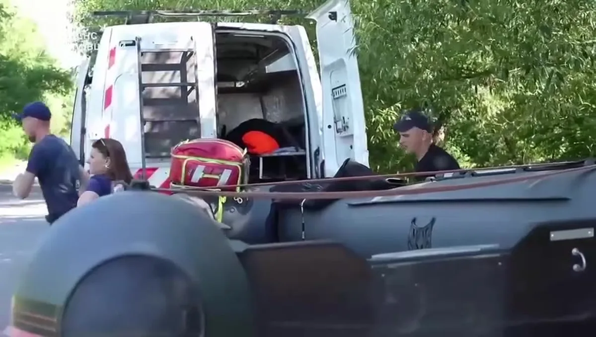 Рятувальники завантажують обладнання в автомобіль біля води
