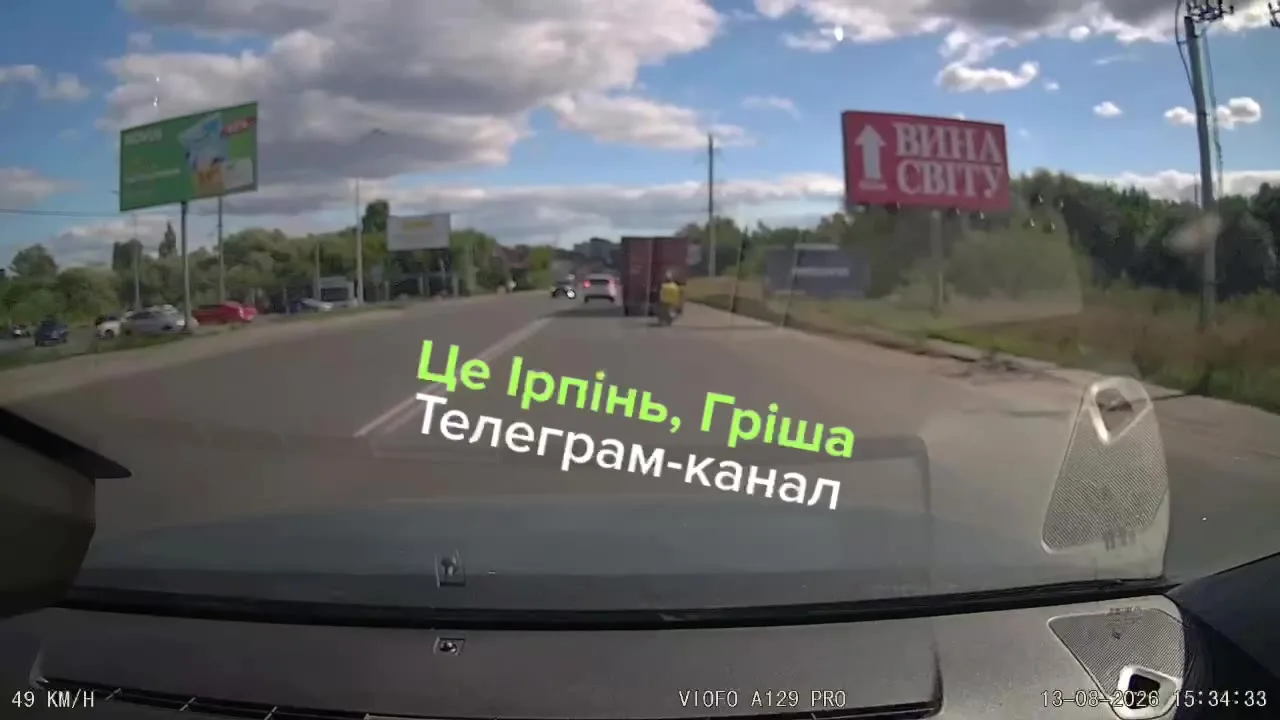 Вид з салону автомобіля на дорогу з вантажівкою