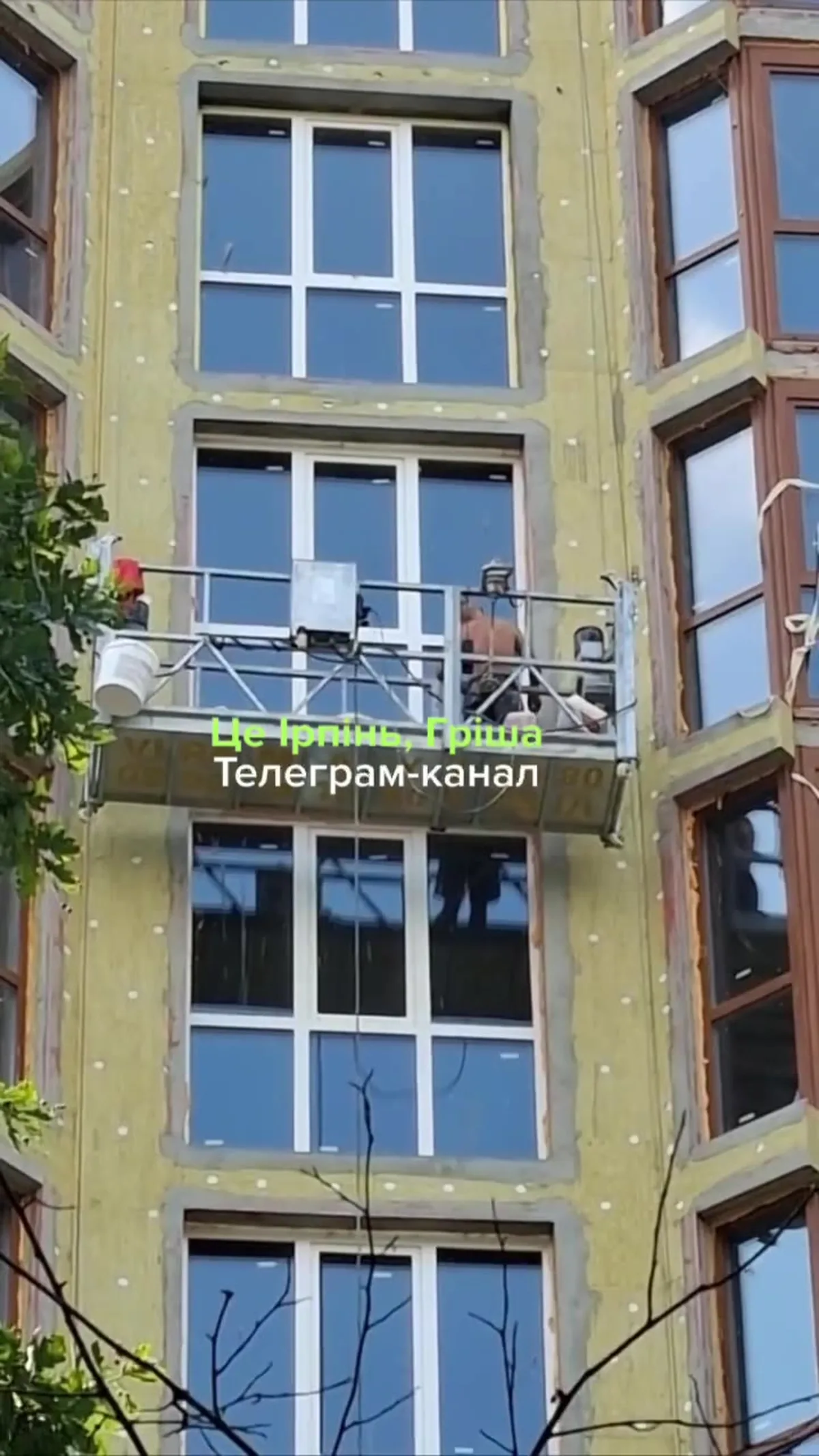 Фасад багатоповерхового будинку з великими вікнами
