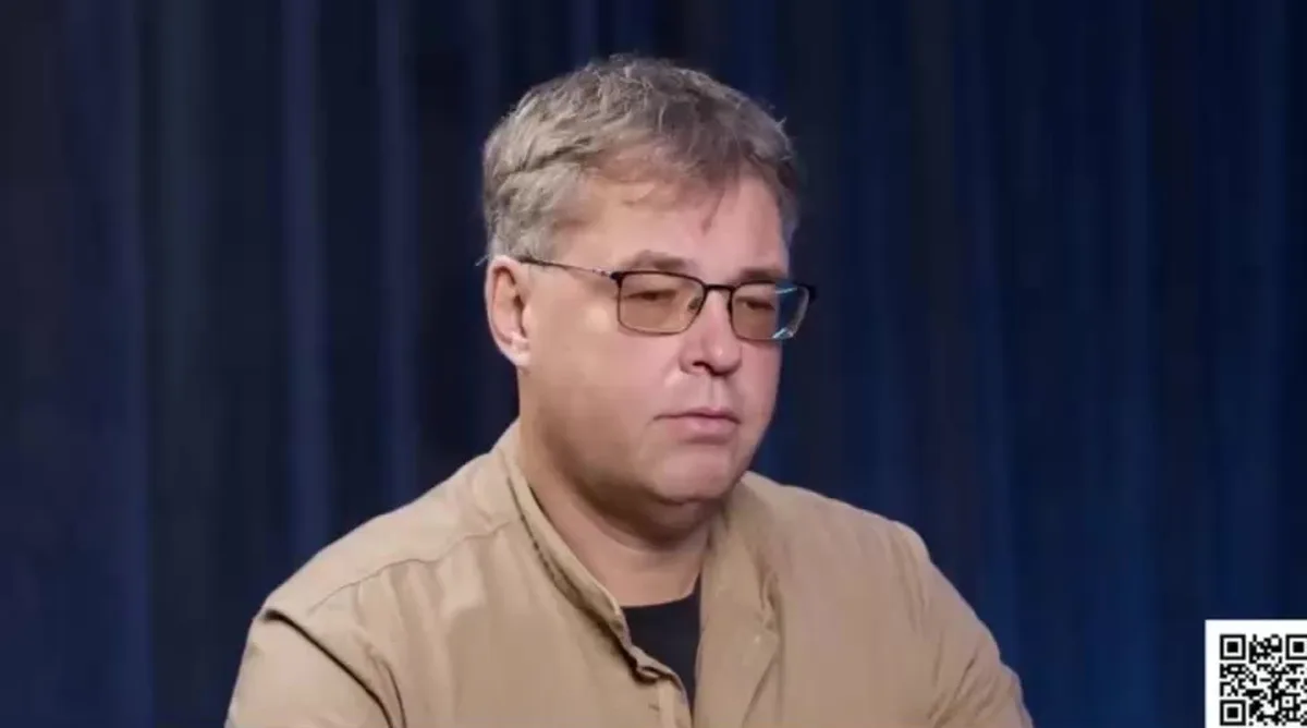 Чоловік у окулярах під час інтерв'ю
