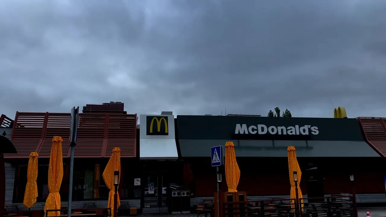Ресторан McDonald's з жовтими парасольками на терасі