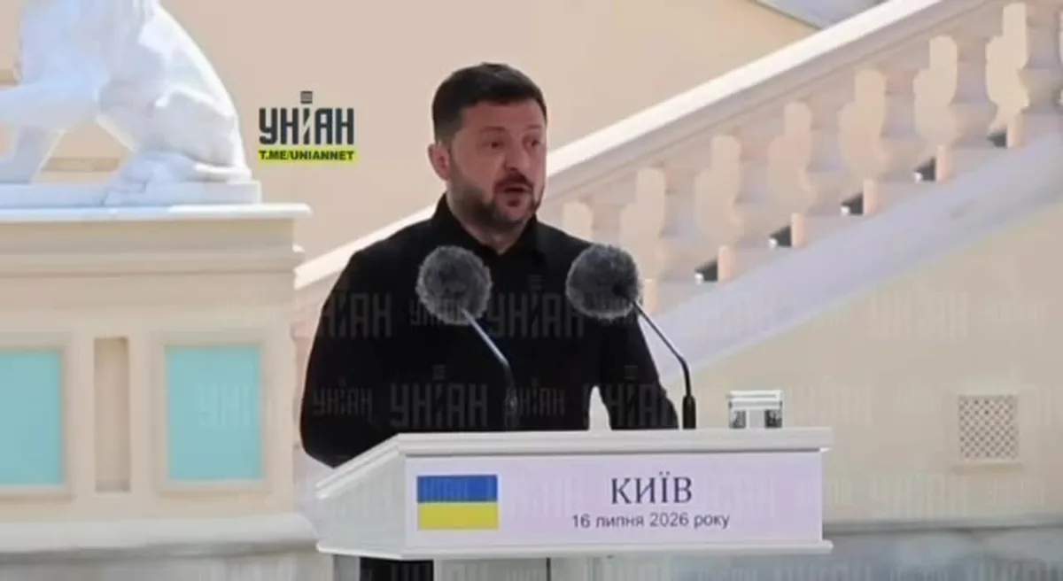 Чоловік виступає за трибуною з мікрофонами у залі
