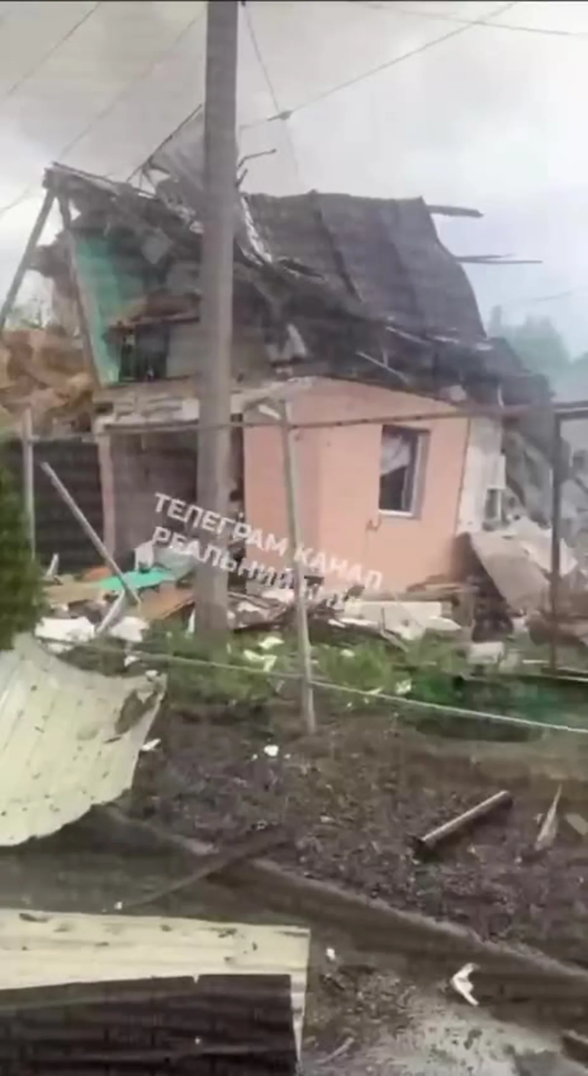 Пошкоджена житлова будівля з зруйнованим дахом