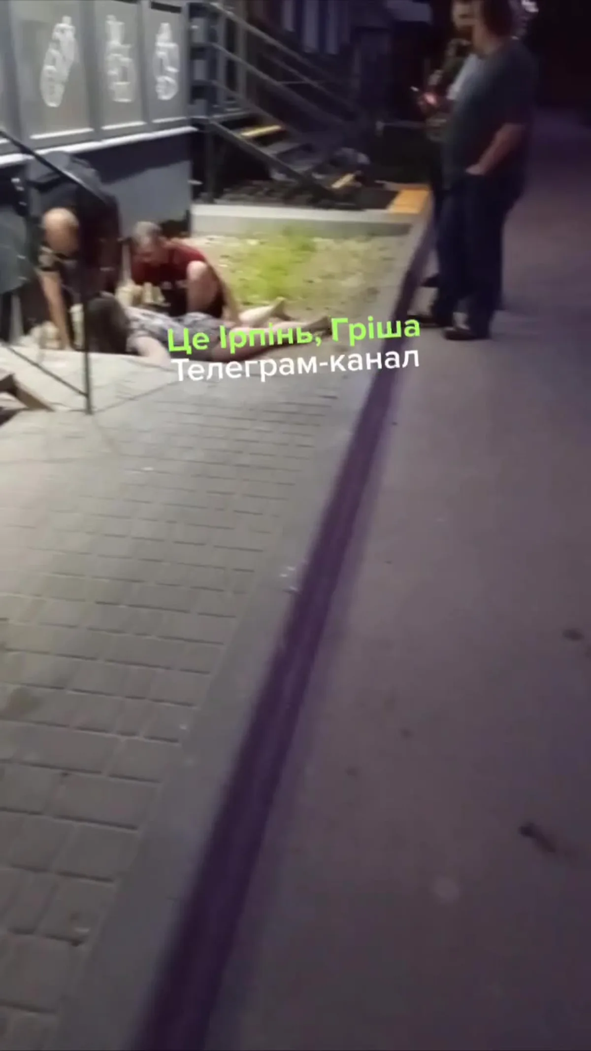 Люди біля входу в будівлю, вид з вікна верхнього поверху