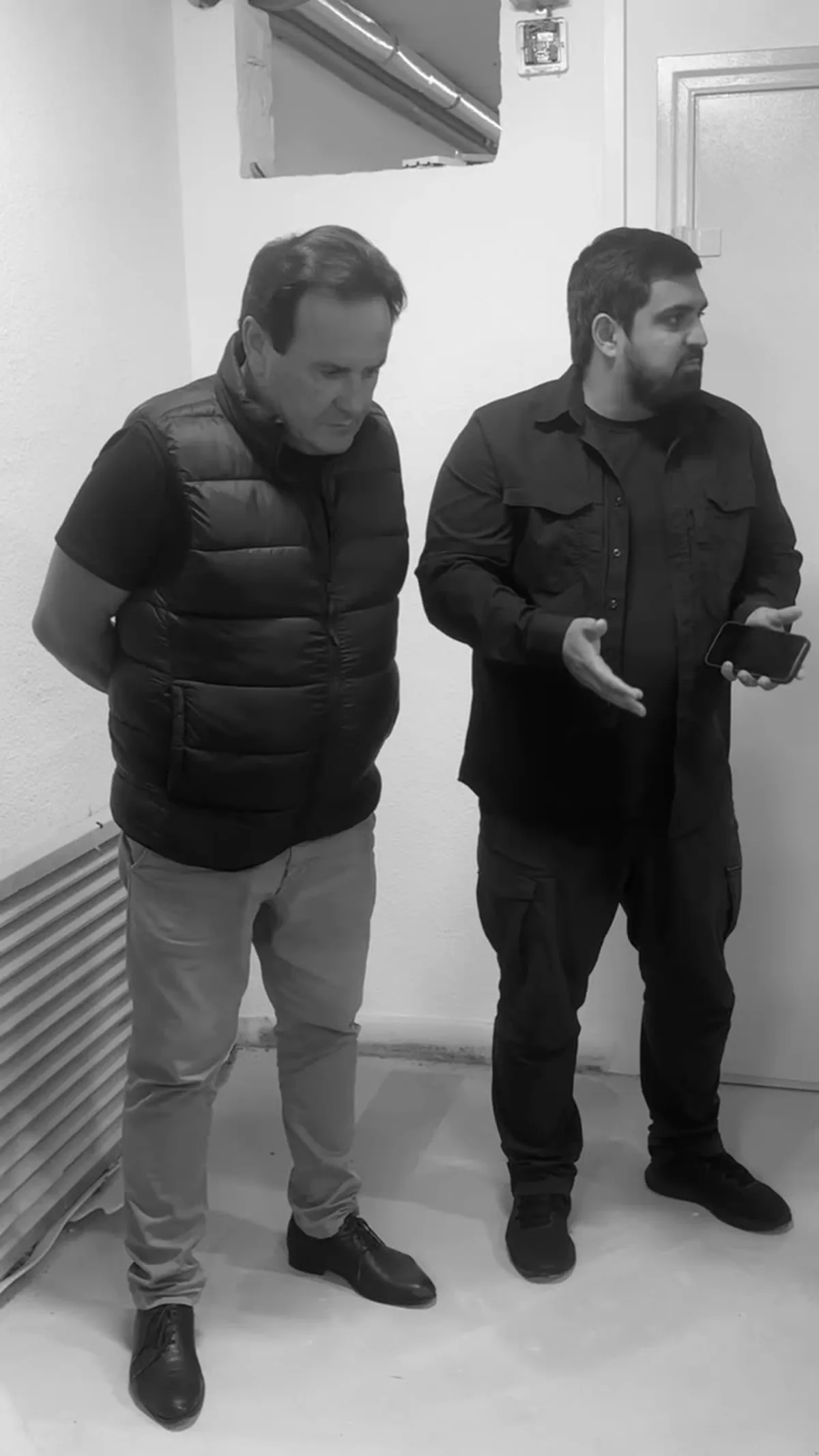 Два чоловіки в чорному одязі в приміщенні