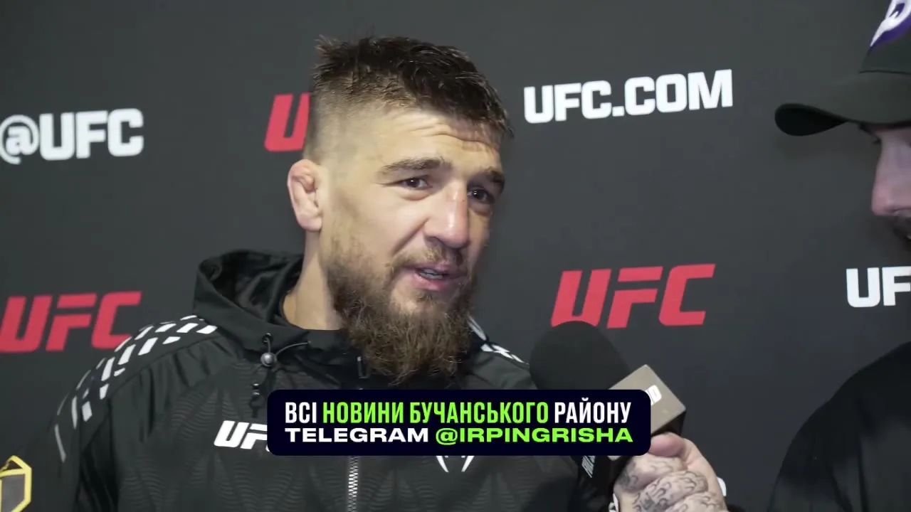 Боєць на прес-конференції UFC з логотипом організації