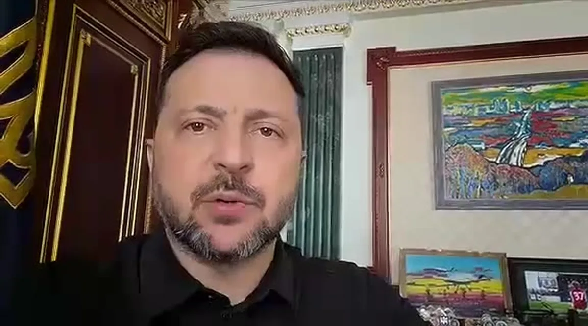 Чоловік у чорній сорочці в офісному приміщенні
