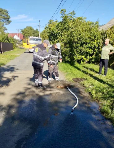 Робітники усувають аварію на водогоні на вулиці