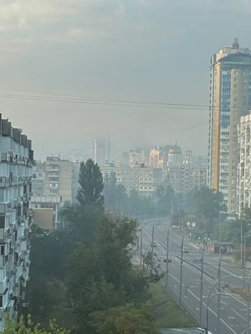 Міський пейзаж з багатоповерховими будинками в смозі
