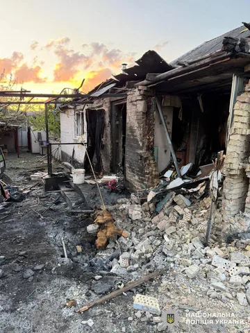 Пошкоджена житлова будівля з обвалом стіни та дахом