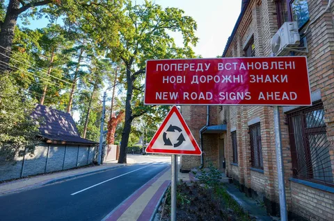 Дорожні знаки на вулиці біля цегляної будівлі