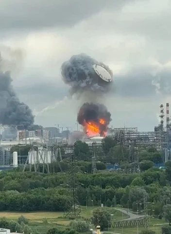 Вибух та дим над промисловим об'єктом у Москві