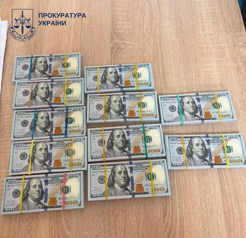 Доларові купюри на столі під час розслідування