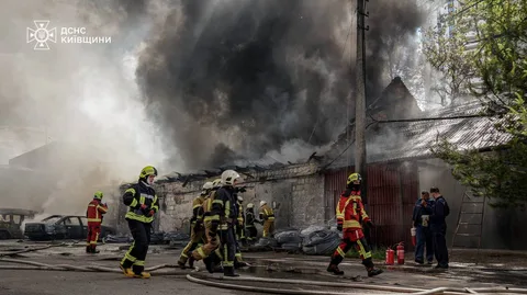 Пожежники гасять пожежу на промисловому складі