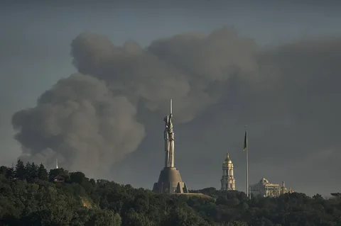 Дим над Києвом, видні церковні шпилі