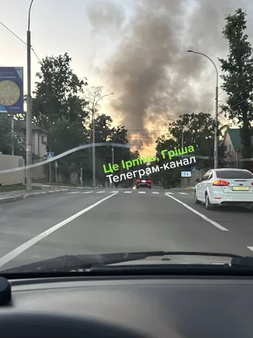 Вид з автомобіля на дим над районом Ірпеня