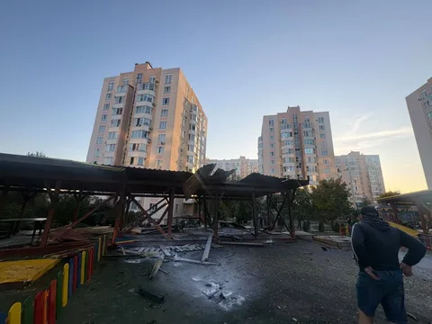 Пошкоджена будівля з навісом на вулиці міста